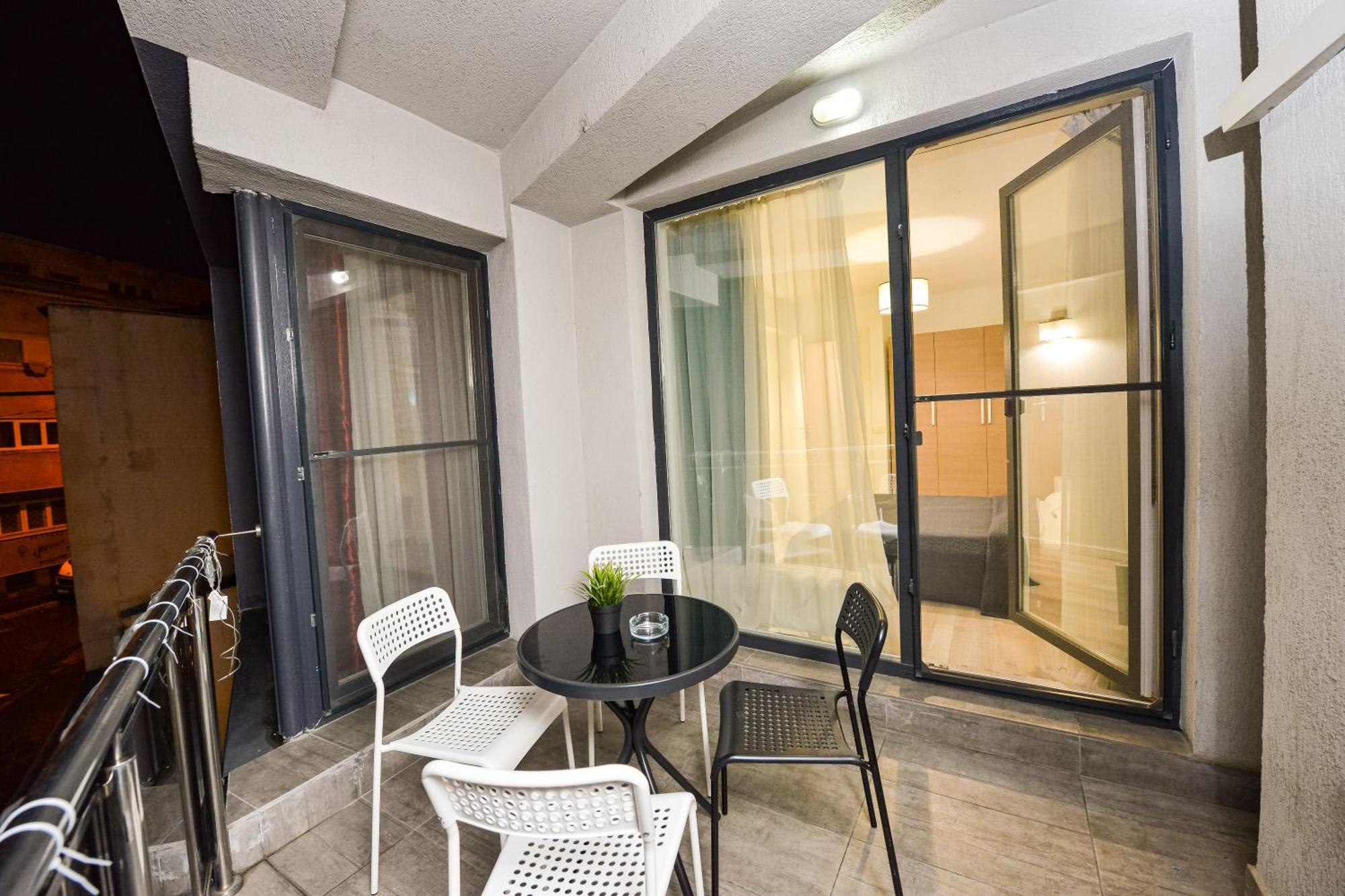 Dracula Adventure Tours Accommodation Bucureşti Ngoại thất bức ảnh