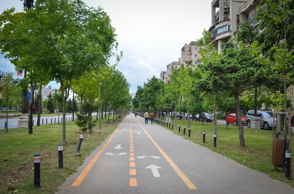 Dracula Adventure Tours Accommodation Bucureşti Ngoại thất bức ảnh